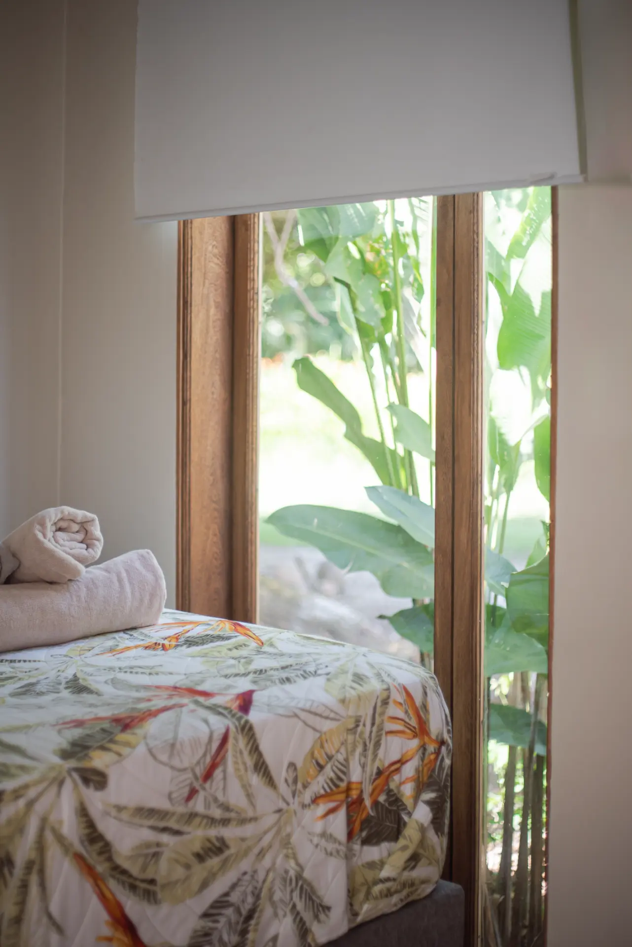 Cama de la Casa 2 frente al ventanal al jardín