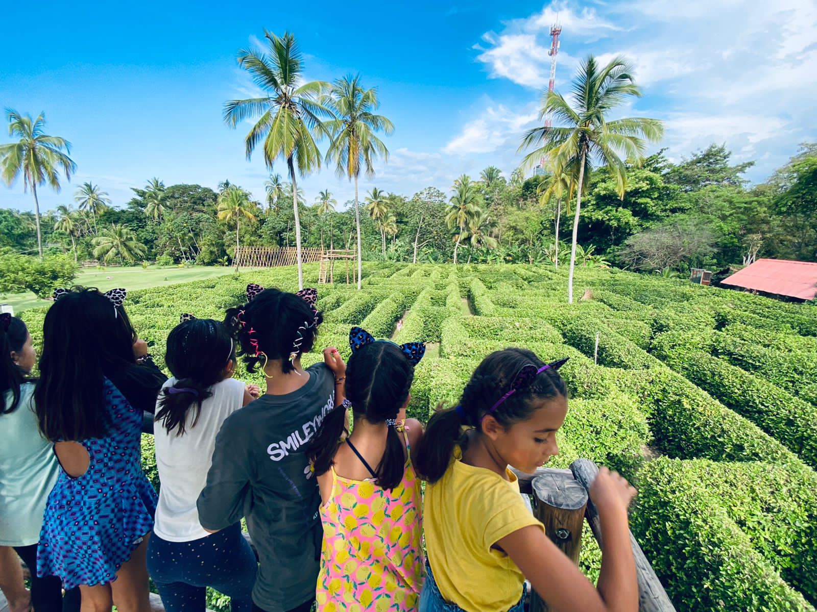 Familias descubriendo el laberinto de Macondo