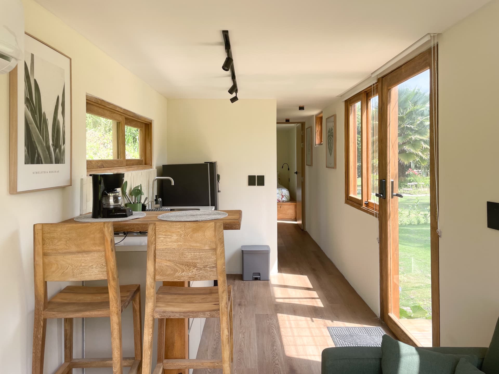 Interior de la Casa 1: cocina, barra y salida al jardín