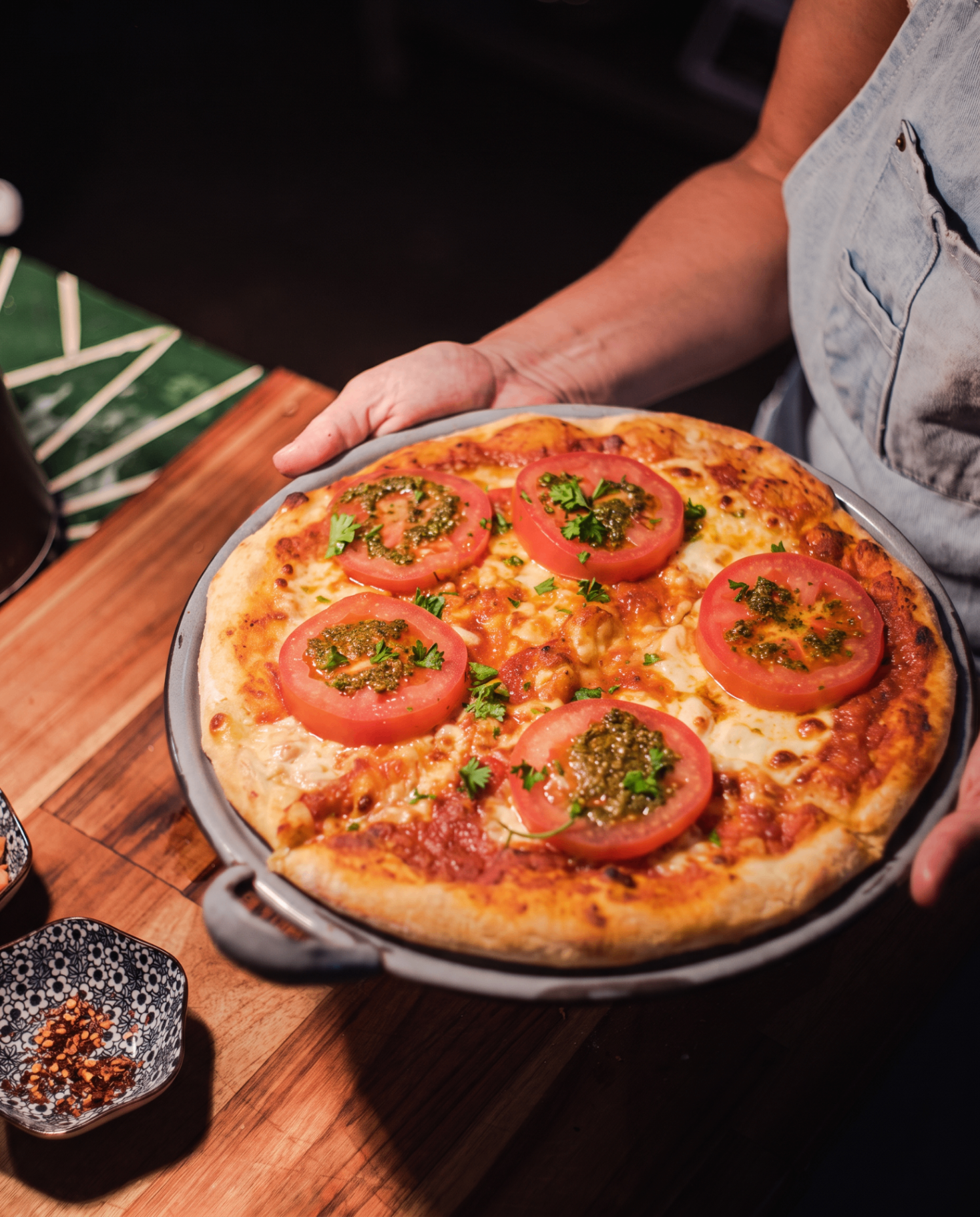 Pizza Bolívar soy yo con tomates frescos, mozzarella y pesto.