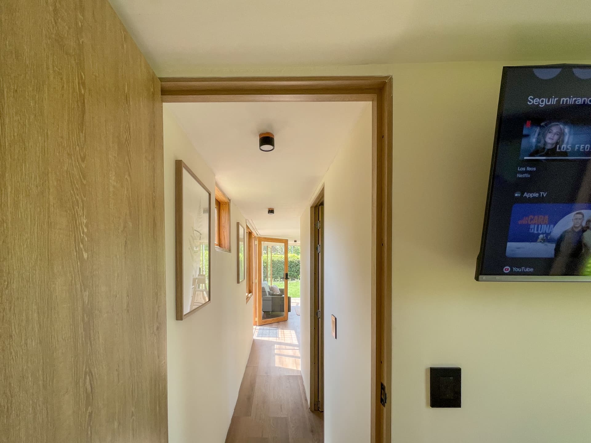 Pasillo interior de la Casa 1 con televisión