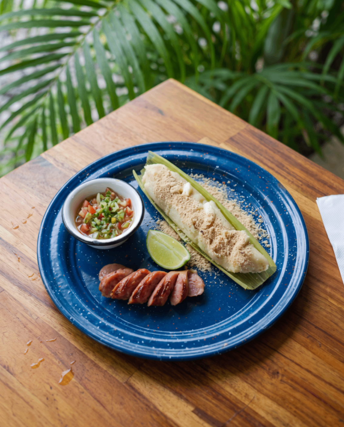 Chorizo típico con bollo limpio y ají casero.