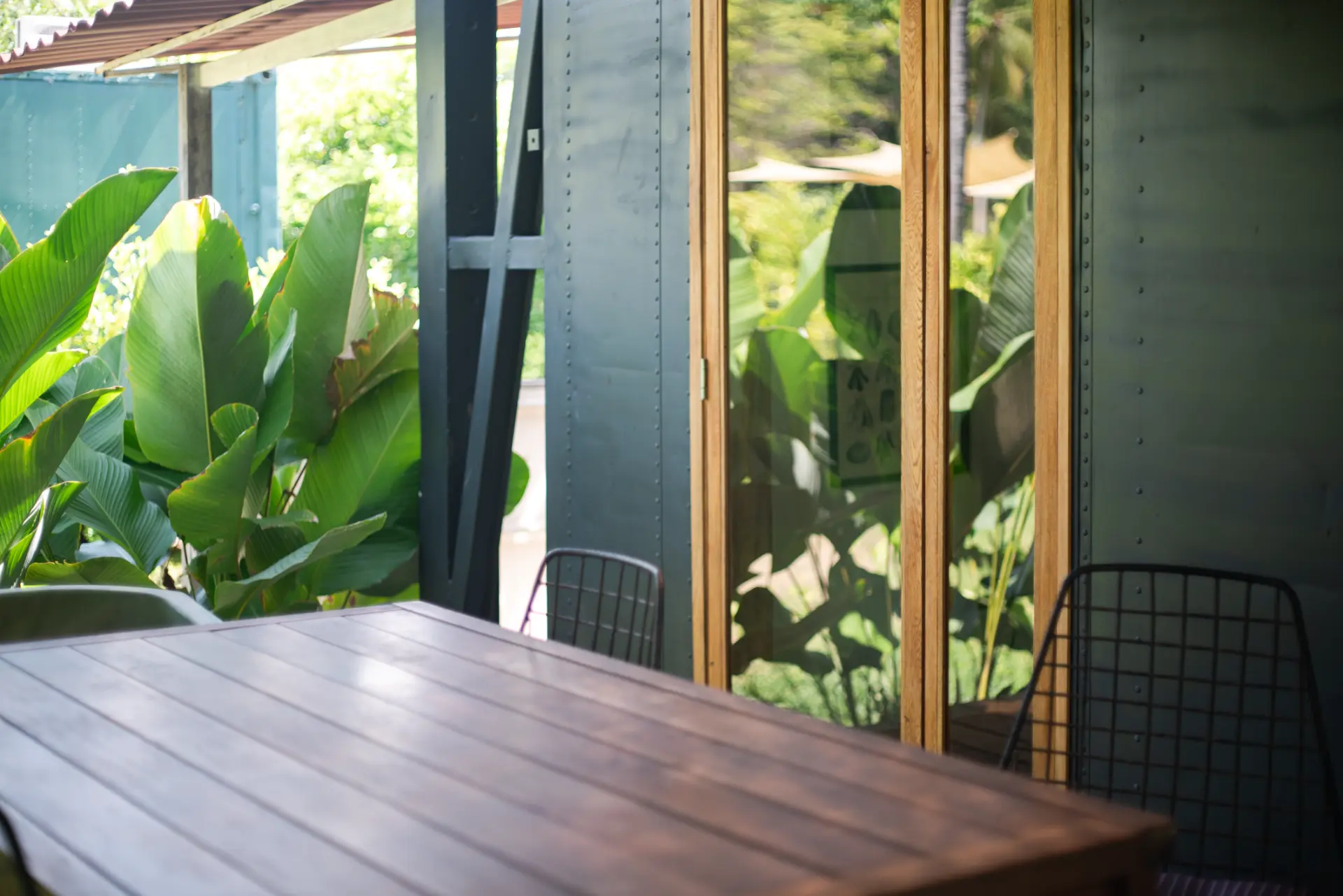 Comedor exterior de la Casa 2 junto al jardín