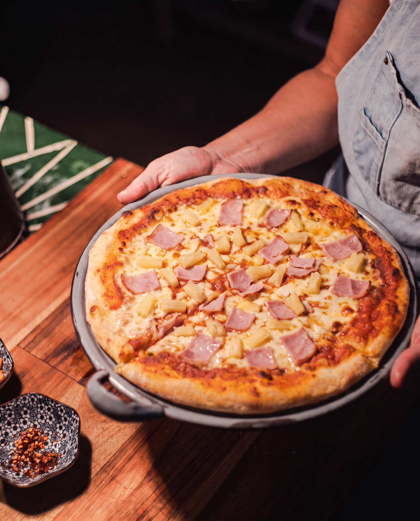 Pizza Sueño con Hawái con piña y jamón de la casa.