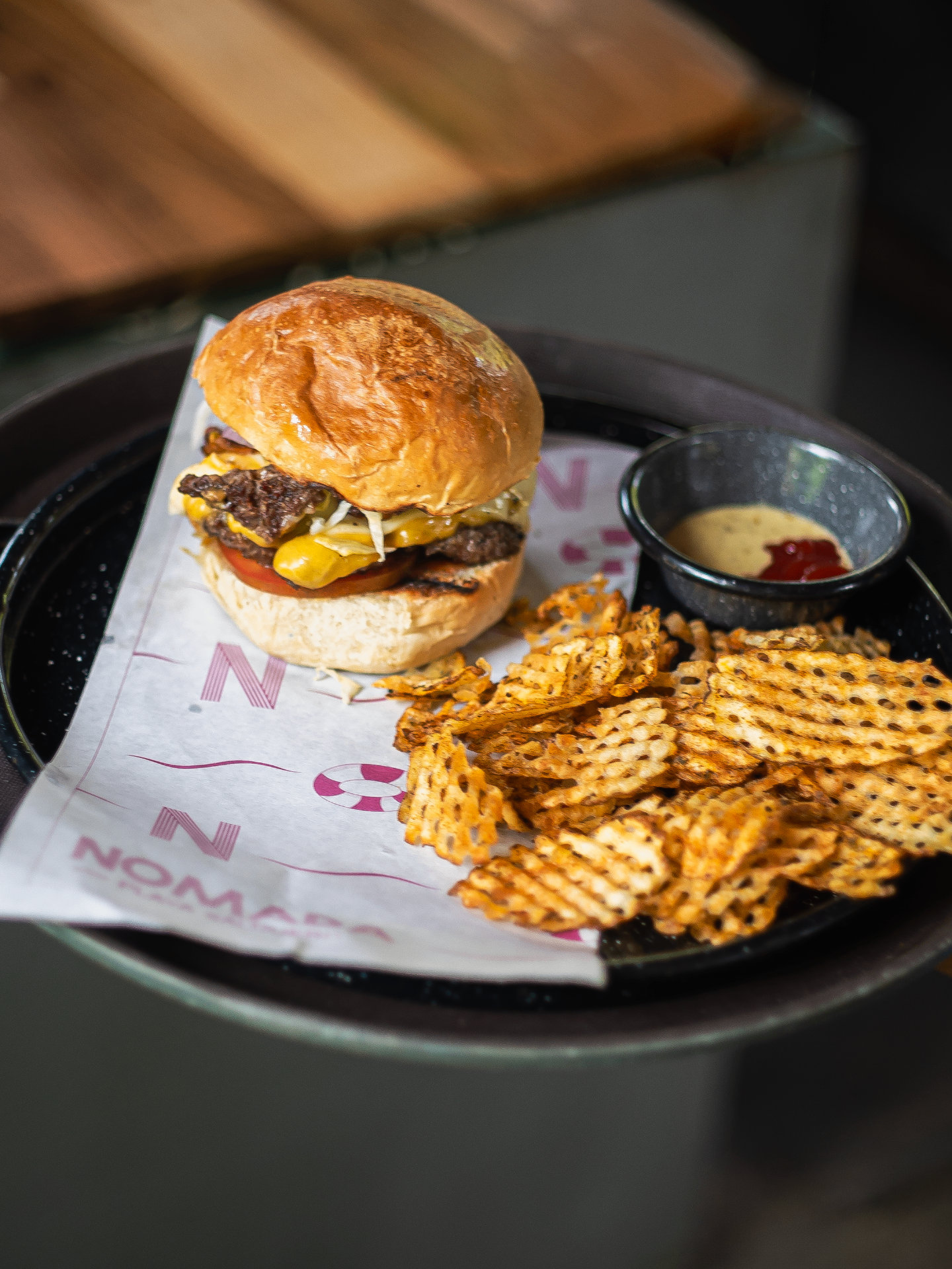 Burger monstruosa con pan de papa y papas mallita.