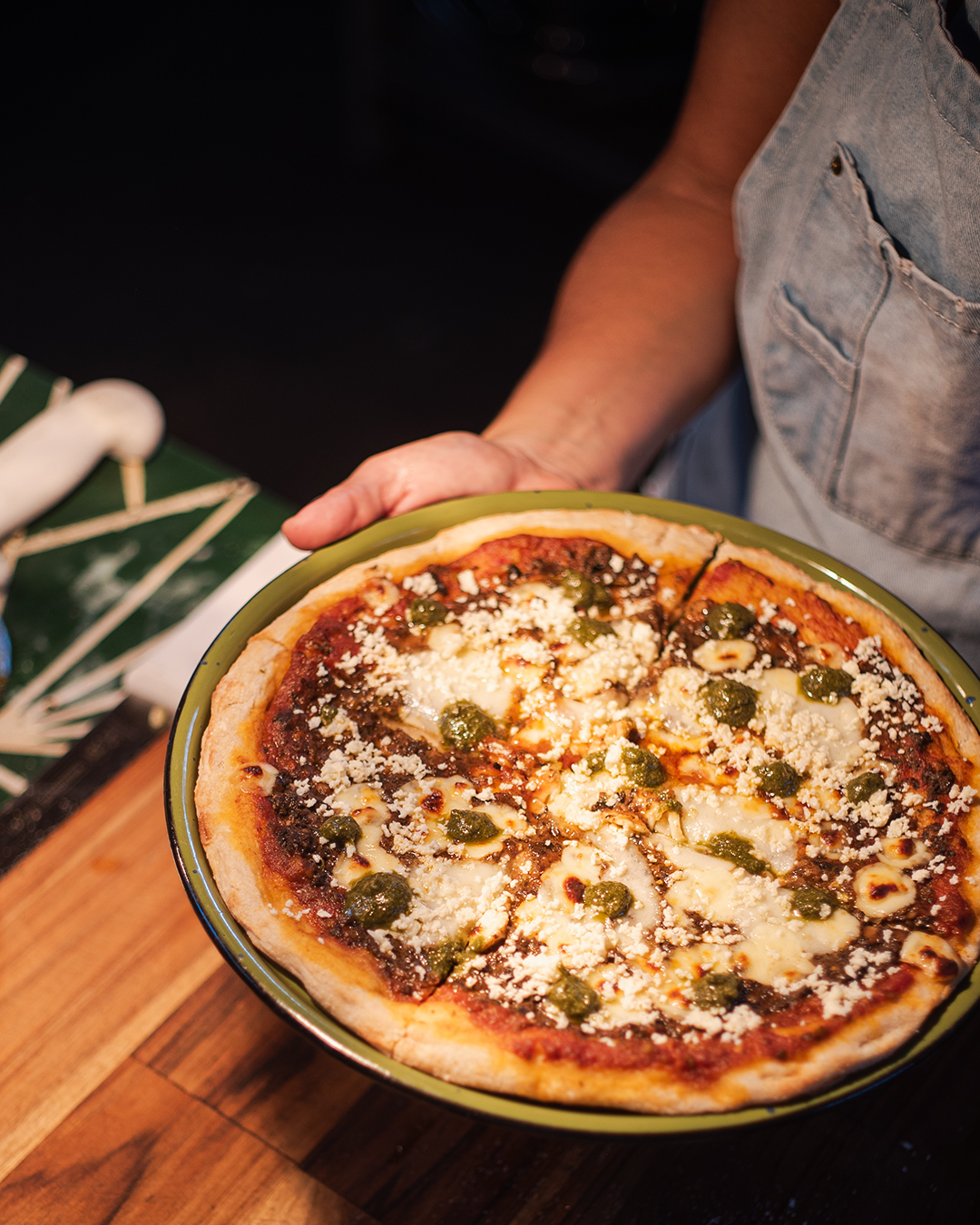 Pizza de chorizo con chimichurri y queso costeño.