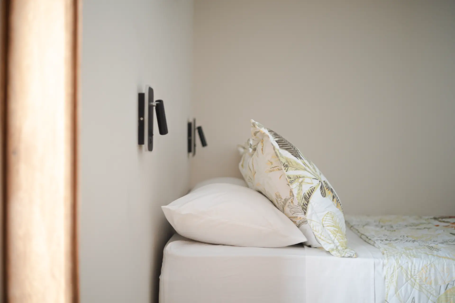 Habitación de la Casa 2 con lámparas de lectura
