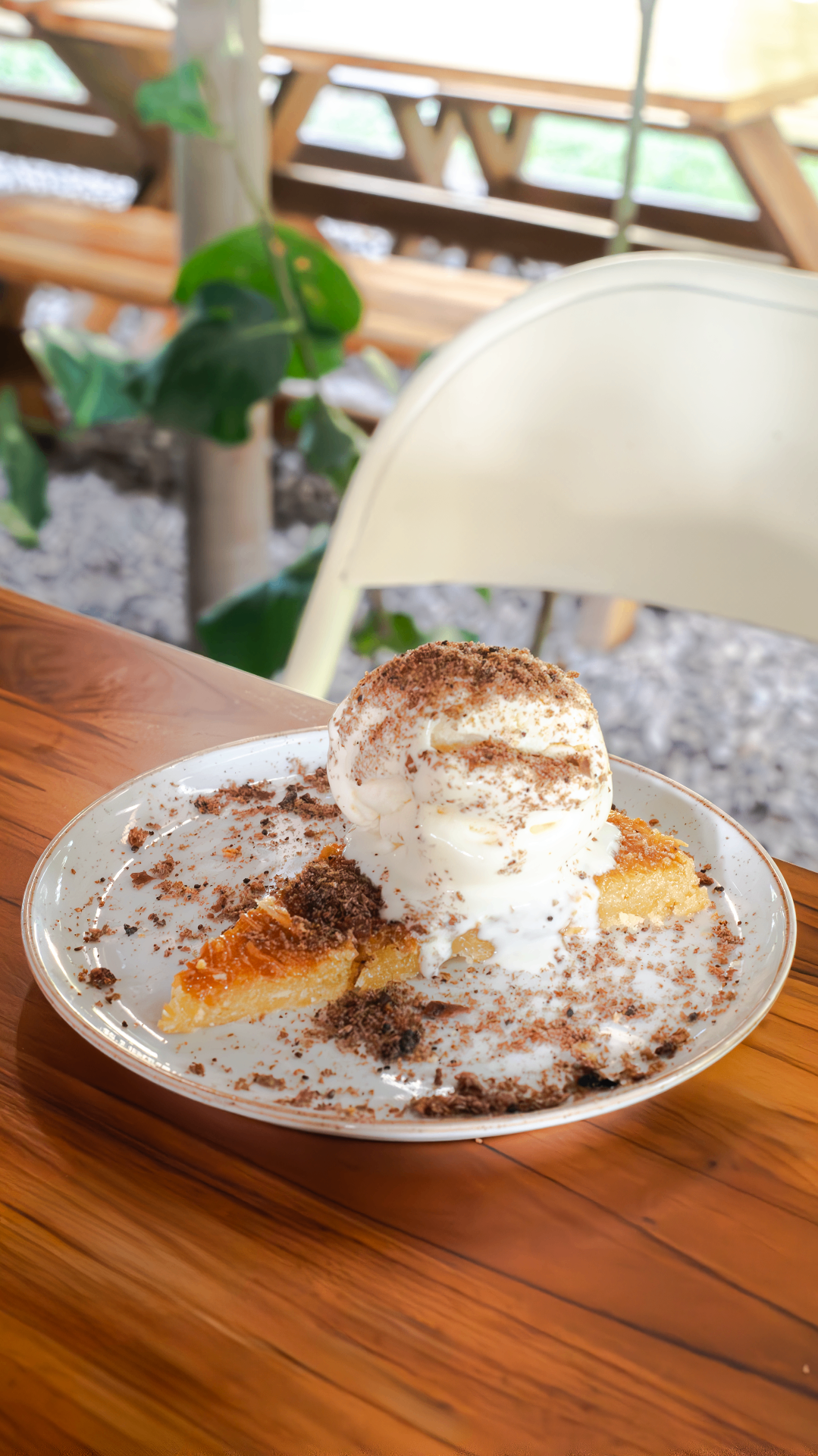 Pie de coco con bola de helado y cacao rallado