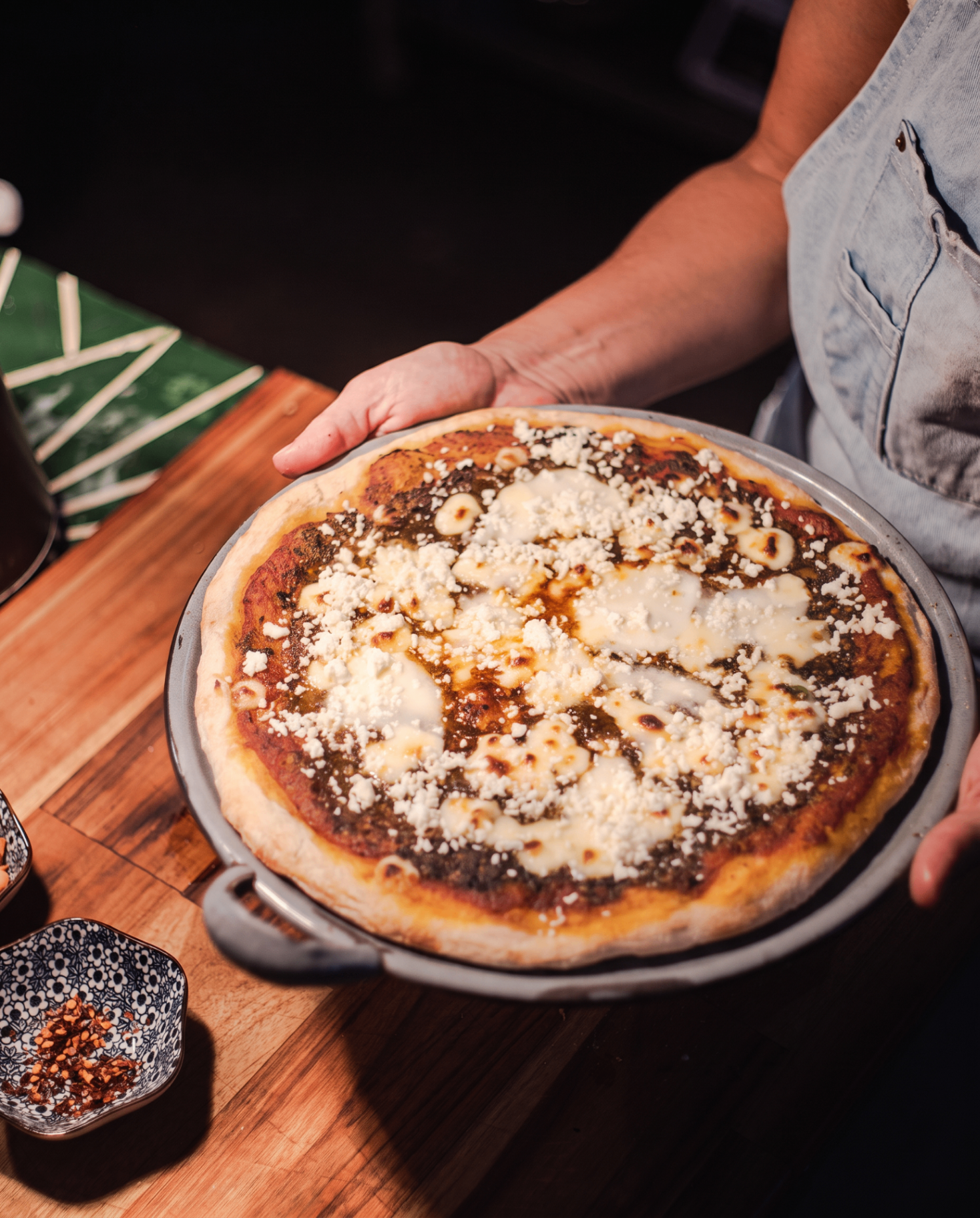 Pizza Microdosis con pesto de pistacho y queso costeño.