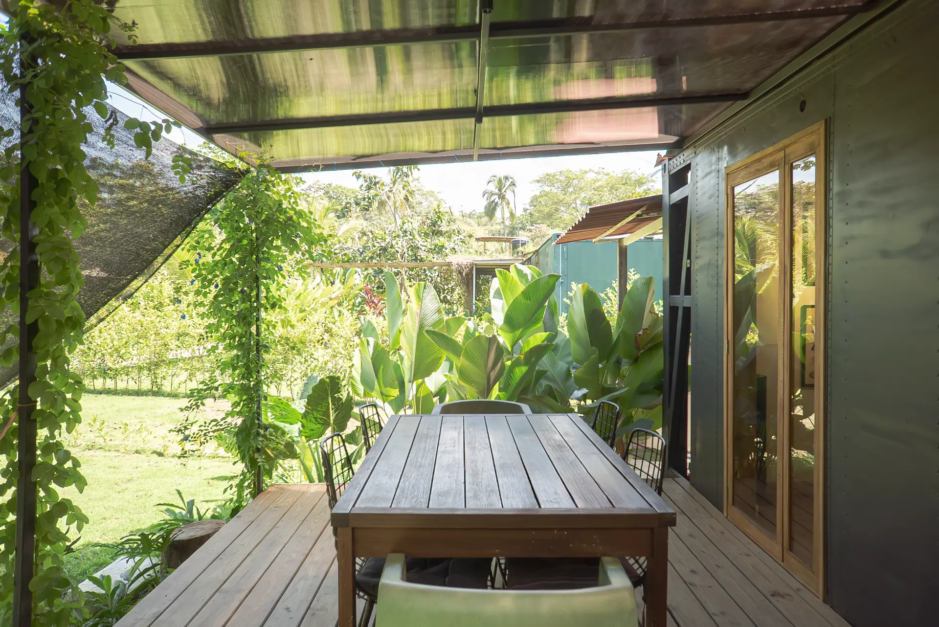 Terraza de la Casa 2 con mesa de madera frente al jardín