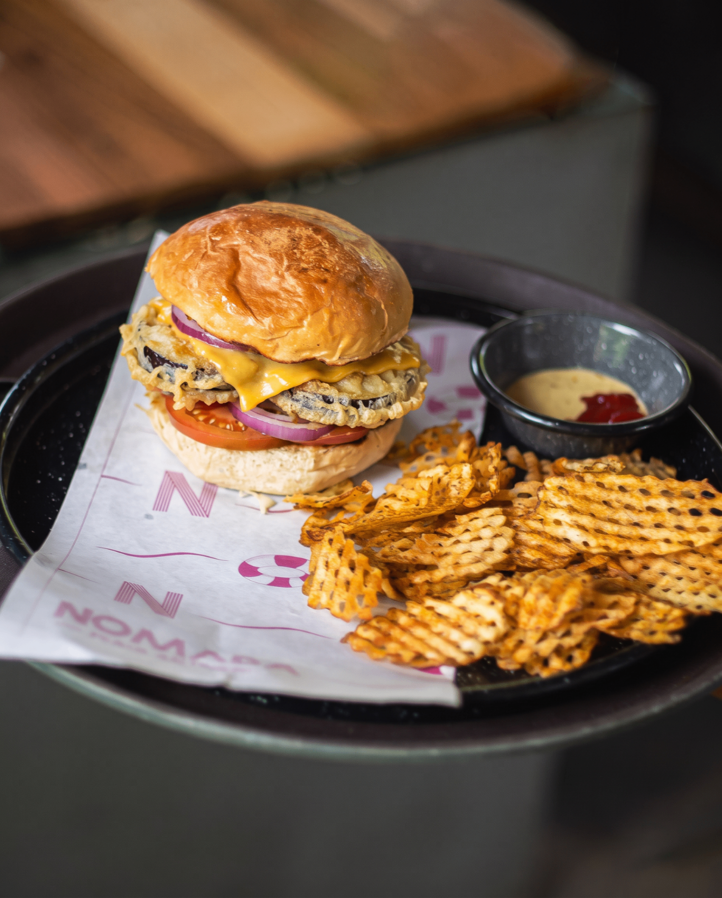 Burger veggie con berenjena en tempura y papas mallita.