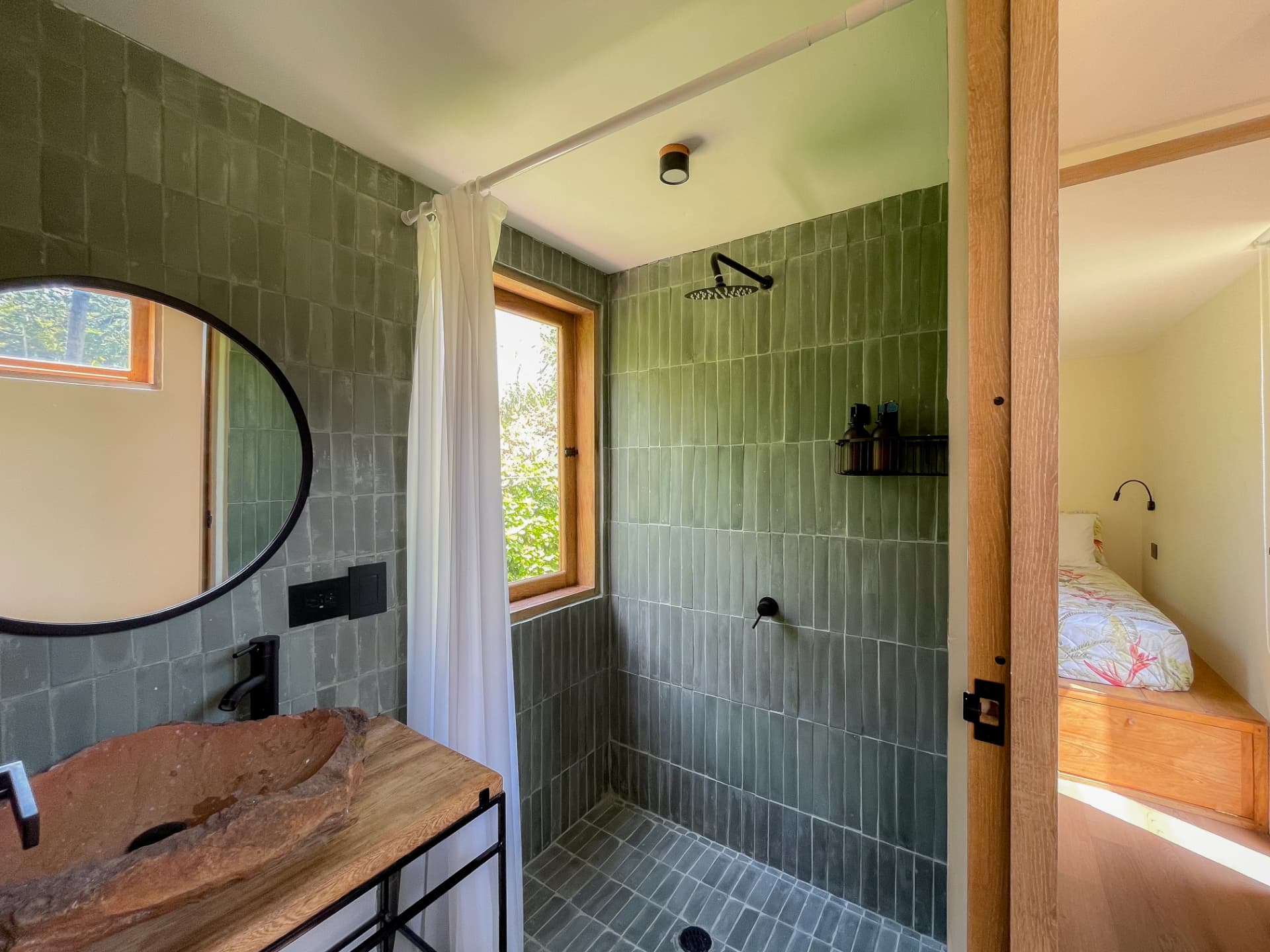 Baño de la Casa 1 con ducha y lavamanos de piedra